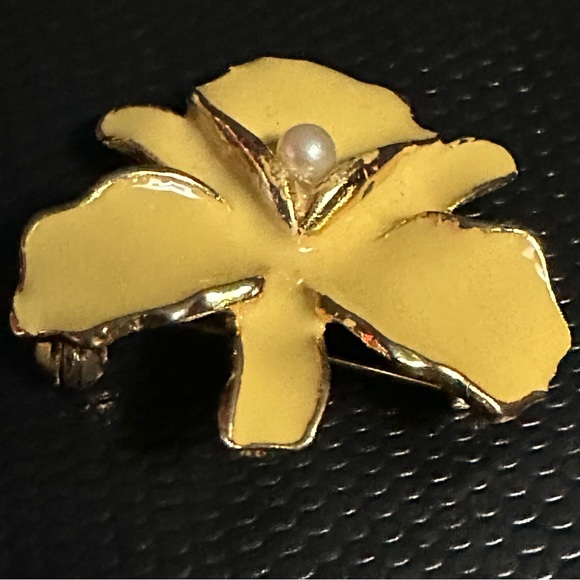 Vintage Enamel and Pearl Yellow Flower Broach - Picture 7 of 11